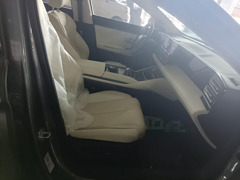 
								BYD Qin L 2024 DM-i 120KM Beyond Model full									