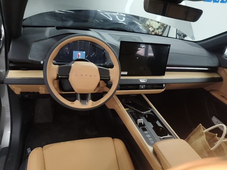 
								Lexus ES 2026 Model 300h Base Version full									