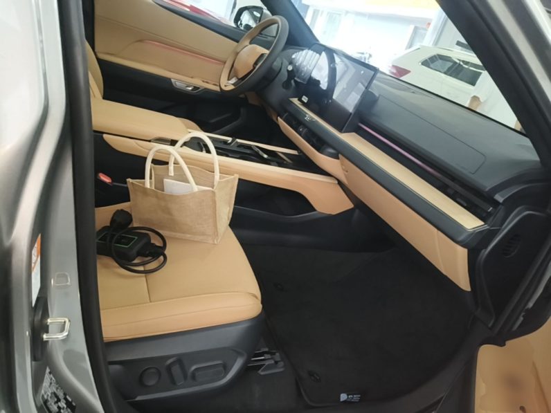 
								Lexus ES 2026 Model 300h Base Version full									