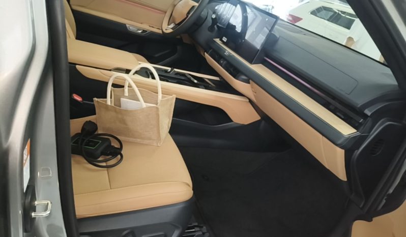 
								Lexus ES 2026 Model 300h Base Version full									