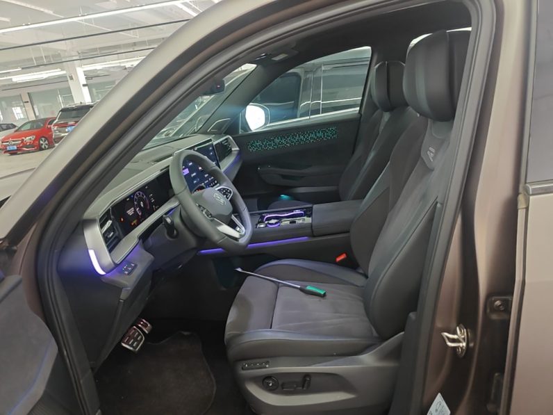 
								Volkswagen Teramont 2025 Tiguan Pro 450TSI Four-Wheel Drive Summit Edition full									